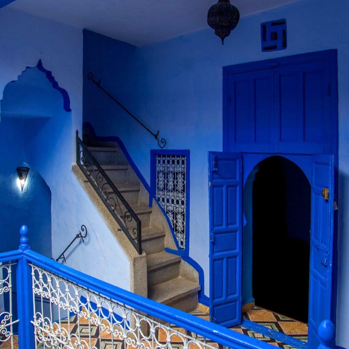 Intérieur d'une maison bleu dans la ville Chefchaouen au Maroc