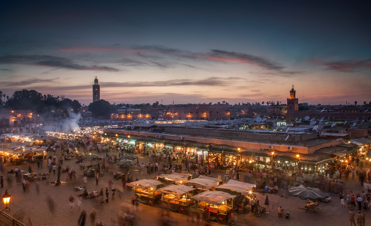 Vue sur la place Jamaa El Fna à Marrakech le soir avec le lumières