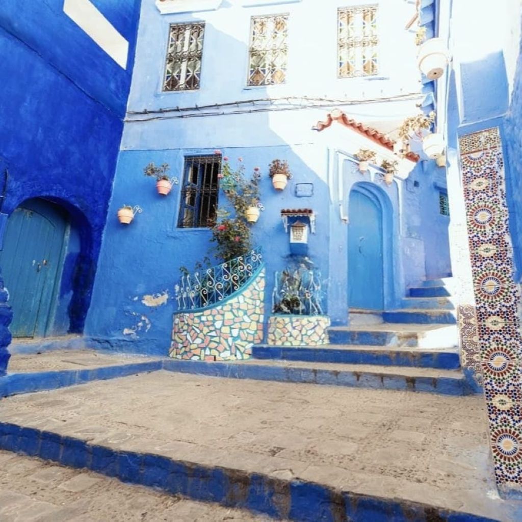 Vue sur une maison bleu typique de la ville Chefchaouen au Maroc
