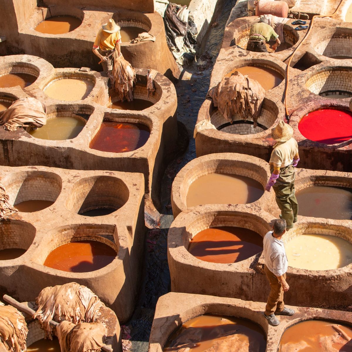 Ancien tanneries avec des travailleurs dans la ville de Fès au Maroc