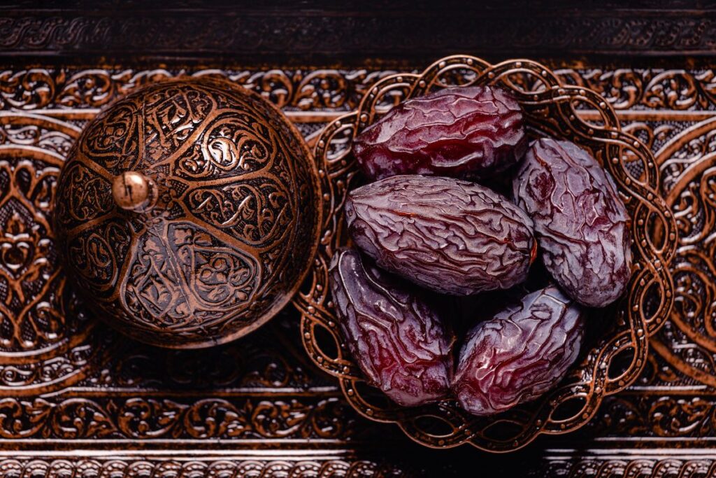 Dattes medjoul marocaines dans récipient traditionnel