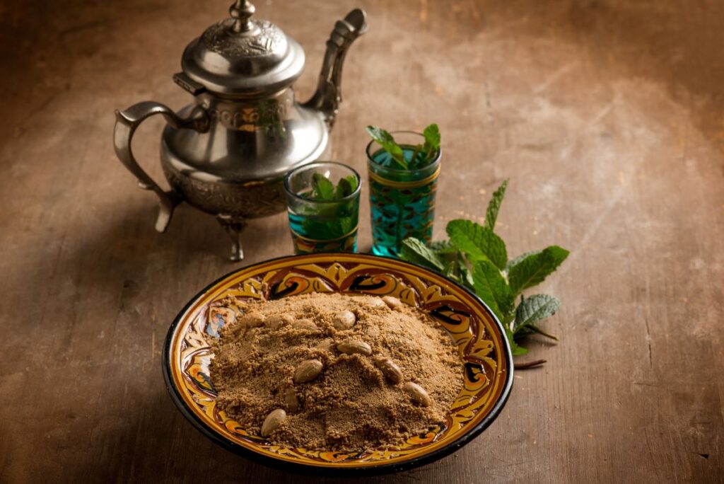 Sellou marocain servi dans un plat traditionnel accompagné avec un thé la menthe dans un berrad