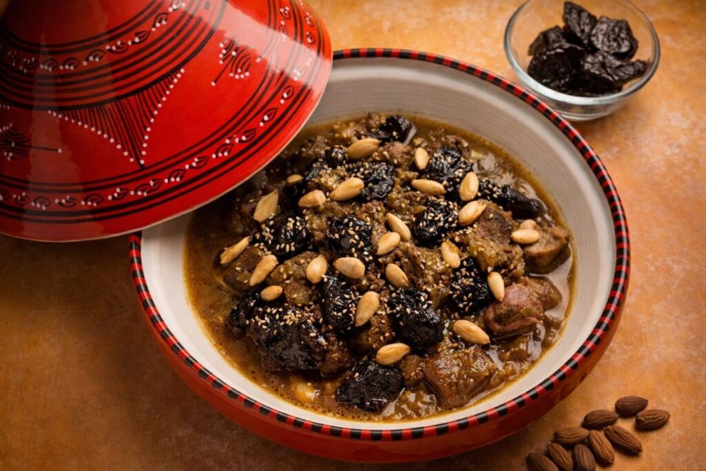 Tajine de viande au pruneaux servi dans un plat moderne et traditionnel marocain