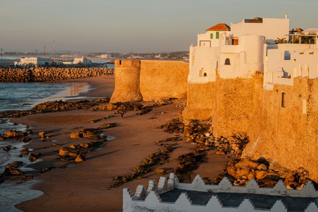 Vue sur les remparts historique et la cote Atlantique à Asilah dans le nord du Maroc.