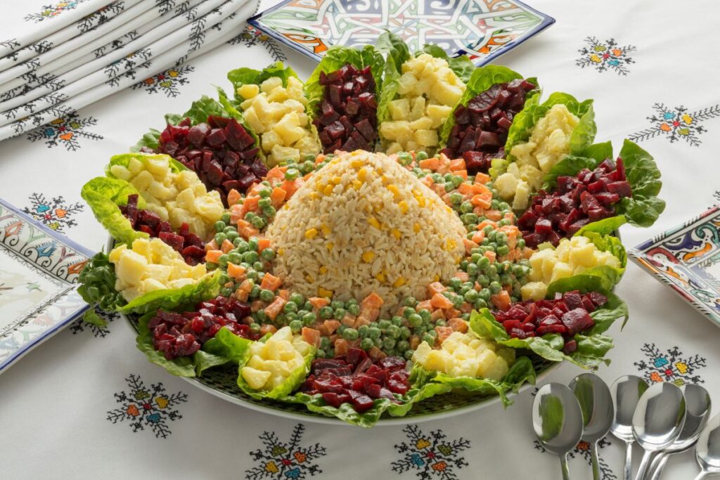 Salade royale marocaine, salade mixte à base de légumes , riz et oeufs.