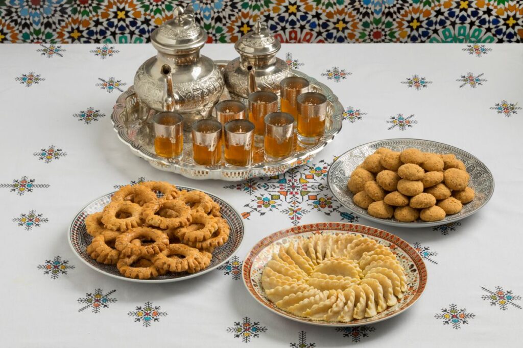 Traditions marocains thé à la menthe avec des gâteaux traditionnel.